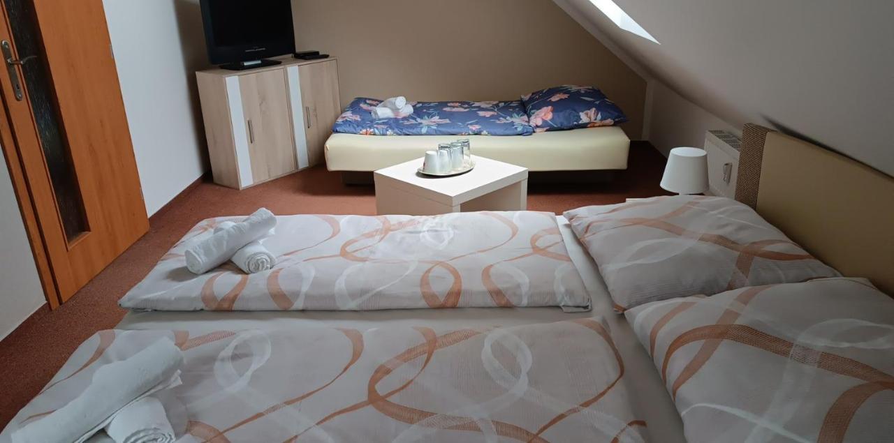 Restaurace A Penzion U Lesa Hawierzów Zewnętrze zdjęcie