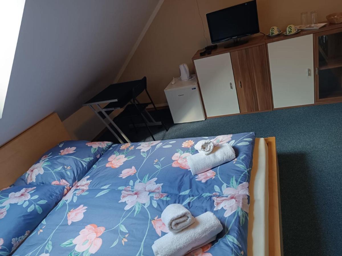 Restaurace A Penzion U Lesa Hawierzów Zewnętrze zdjęcie